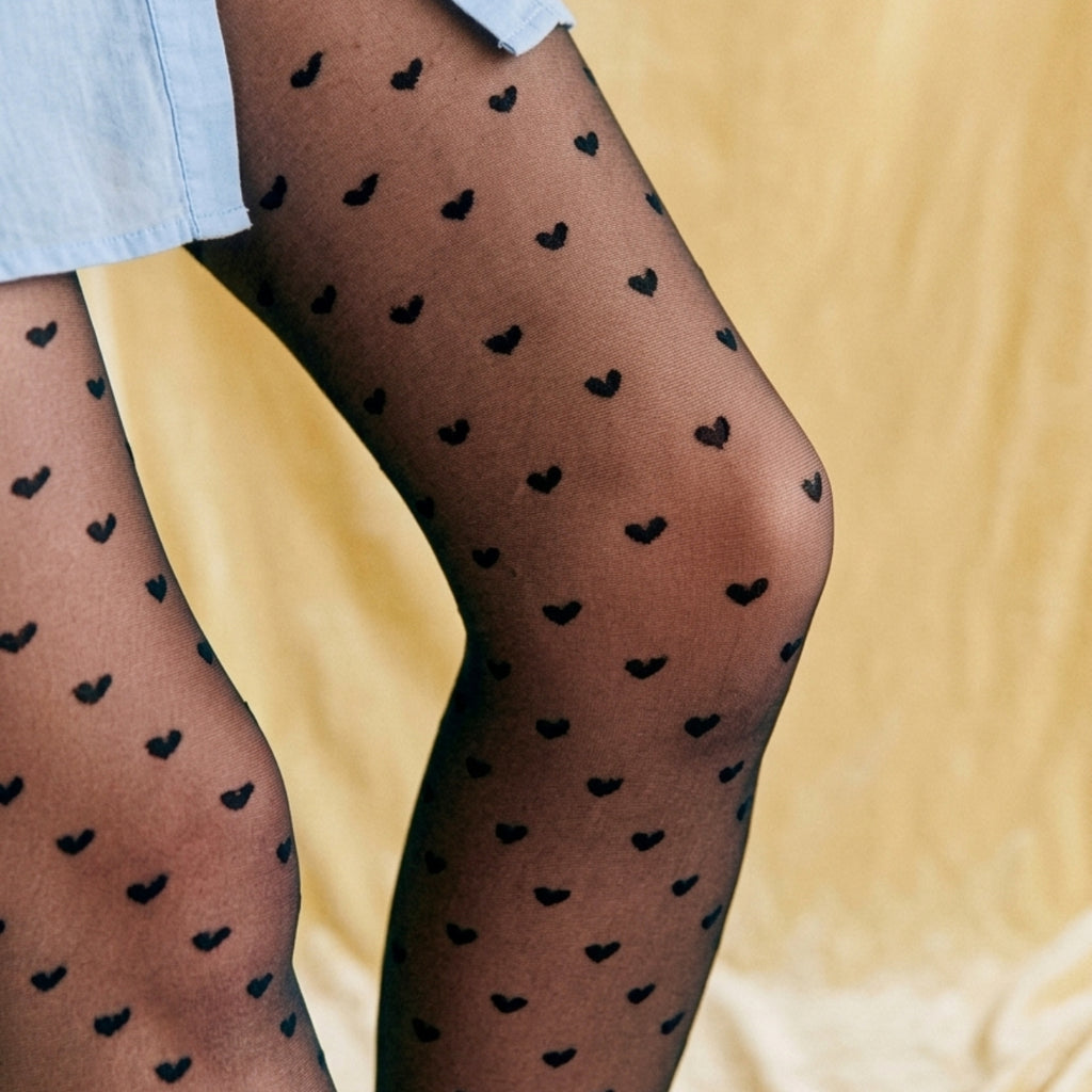 Collants pour femmes en polyester à motif cœur, parfaits pour la Saint-Valentin et les fêtes.