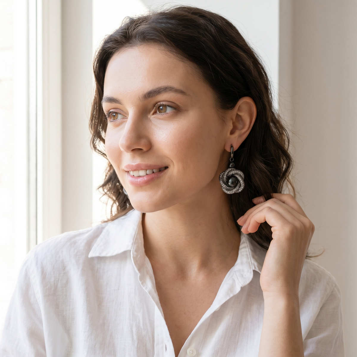 Boucles d'Oreilles Noir Strass et Perle - Design Floral Rétro