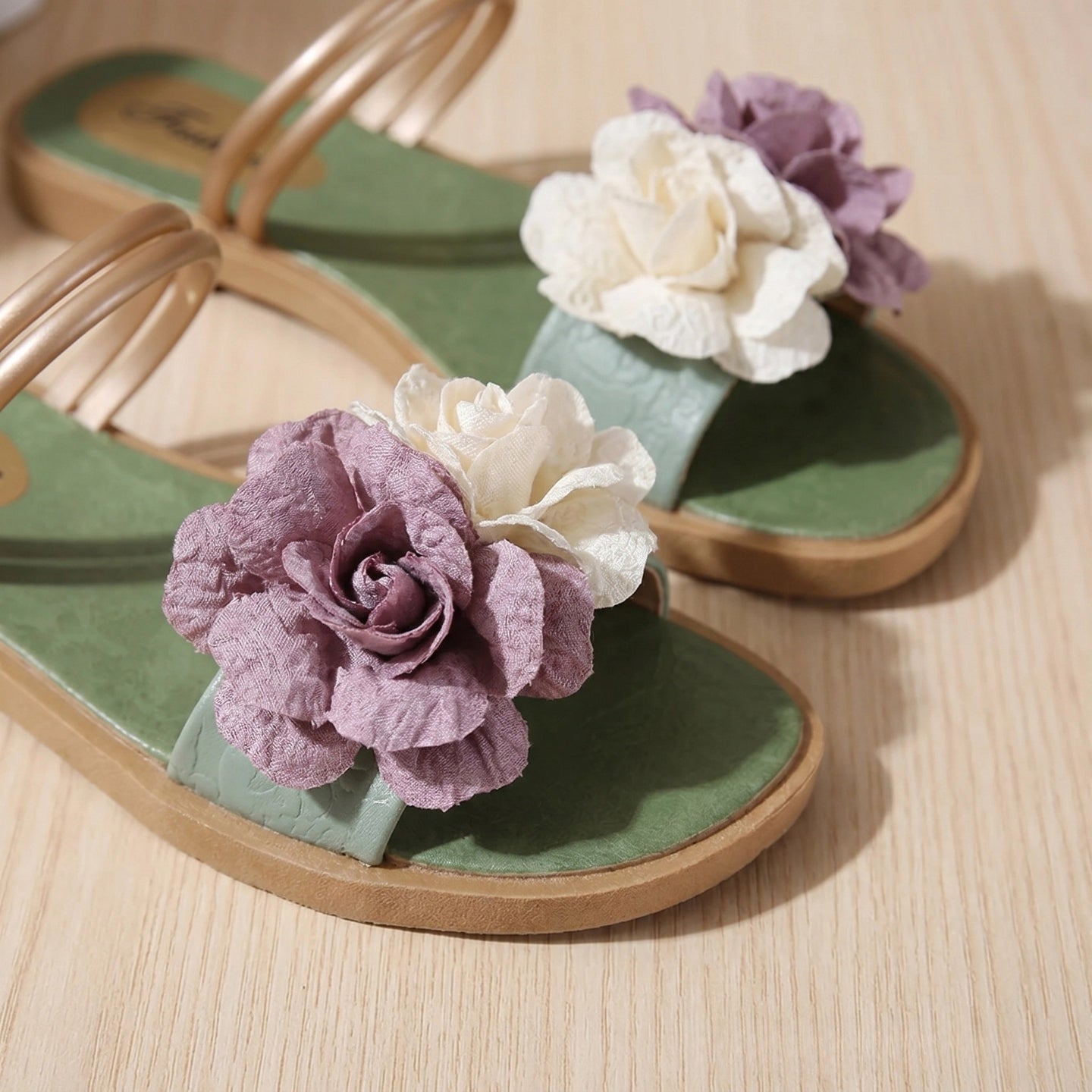Sandales Élégants Décorés de Fleurs, Sandales à enfilerm Chaussons pour femme - Nouvelle Tendance Été Mules Confortables et Résistantes à l'Usure, Polyvalentes pour l'Extérieur et la Maison, Légères à Fond Plat