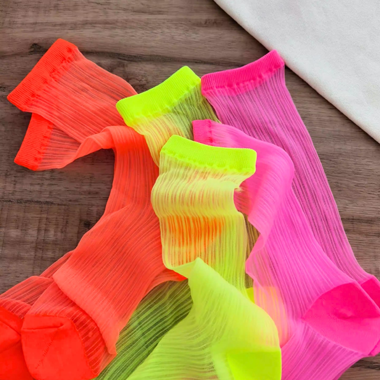 Chaussettes Mi-Hautes Fluorescentes d'Été pour Femme – Ultra-Fines, Transparentes et Respirantes – Couleurs Bonbon Néon Style Tendue – Accessoire de Mode Été