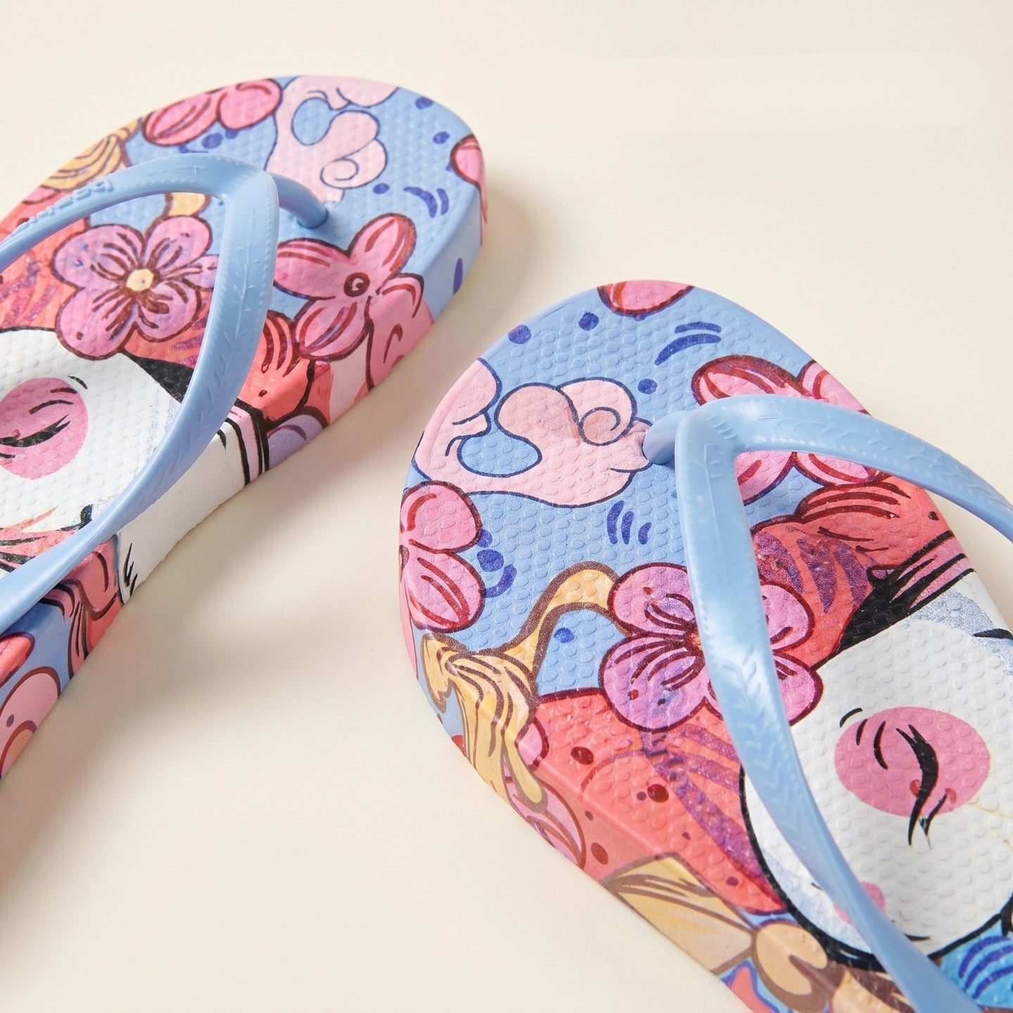 Tongs Femme à Talon Compensé 3.5cm, Sandales de Plage à Imprimé Graffiti Chic, Claquettes d’Été Antidérapantes en Caoutchouc, Mules de Vacances Confortables et Légères