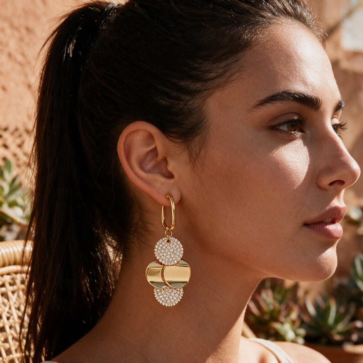 Boucles d'Oreilles Pendantes « Cascade Dorée » – Disques Polis & Pavé de Cristaux Scintillants