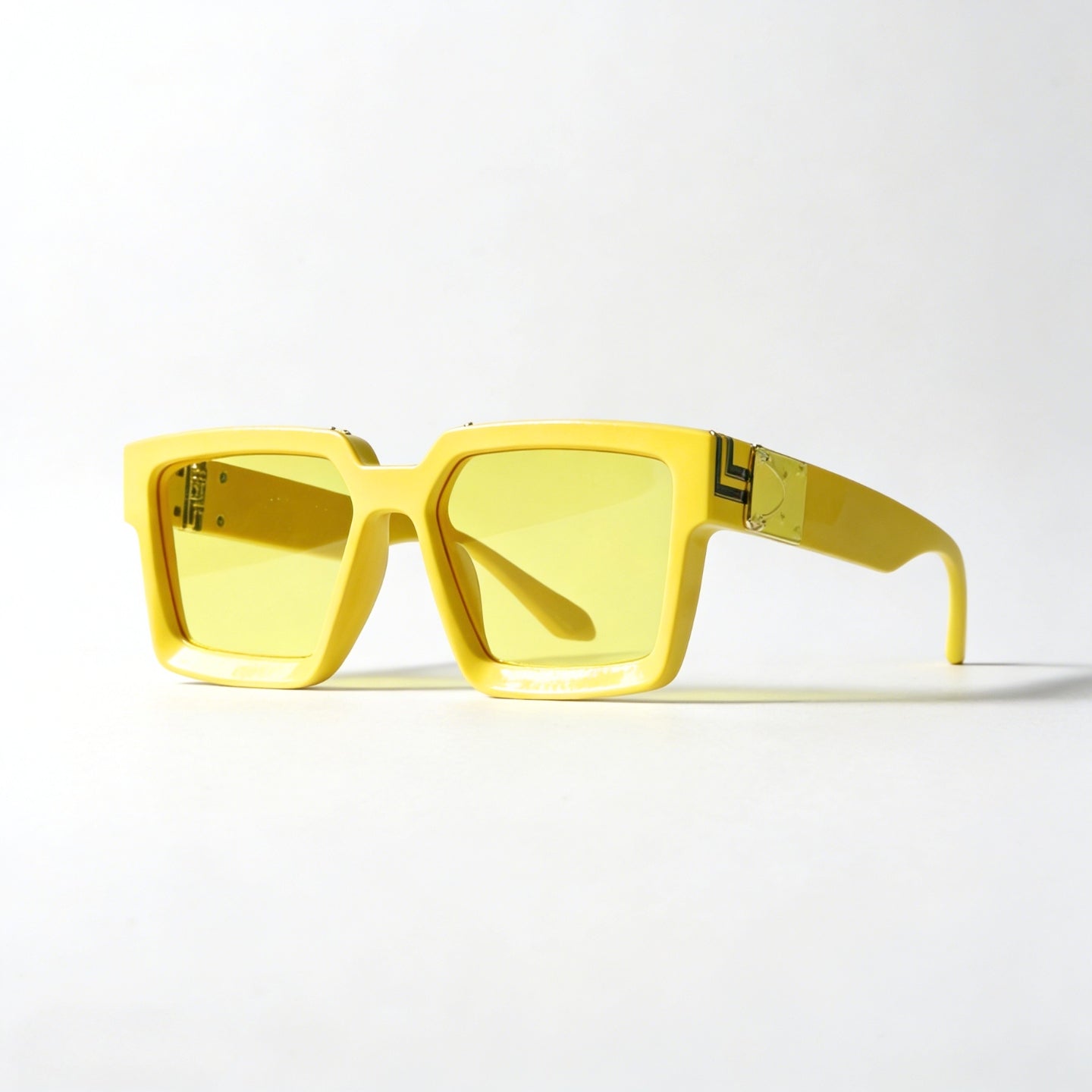 Lunettes de soleil carrées / polygonales avec monture épaisse, aux couleurs pastel façon macaron. Offrent une protection contre les UV et un filtre anti-lumière bleue. Adaptées aux visages carrés, ronds et allongés. Design unique, classique et unisexe.