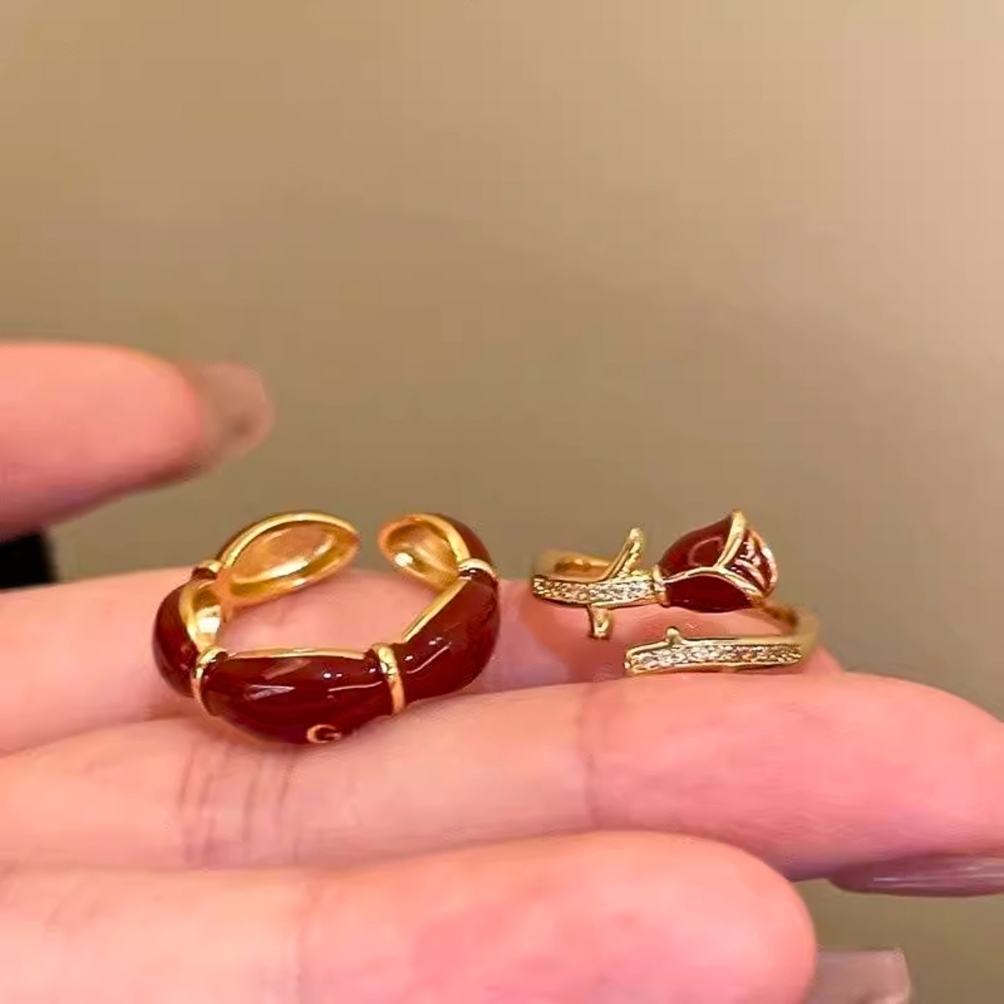 Bagues ouvertes à roses rouges émaillées, en alliage de cuivre doré – porter seule ou en accumulation, Style rétro élégant, idéale pour Noël et le Nouvel An