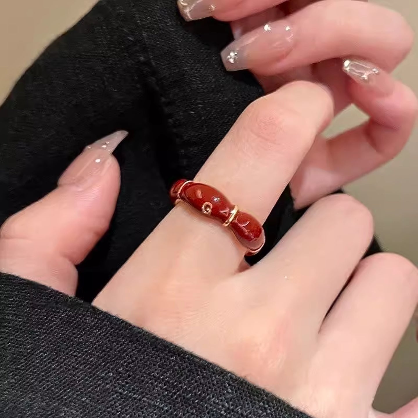 Bagues ouvertes à roses rouges émaillées, en alliage de cuivre doré – porter seule ou en accumulation, Style rétro élégant, idéale pour Noël et le Nouvel An