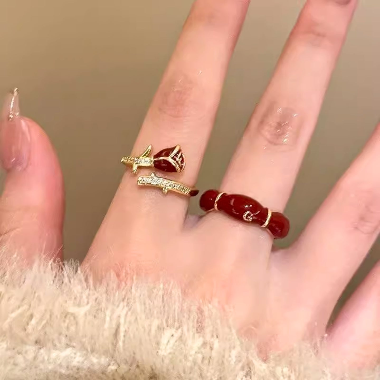 Bagues ouvertes à roses rouges émaillées, en alliage de cuivre doré – porter seule ou en accumulation, Style rétro élégant, idéale pour Noël et le Nouvel An