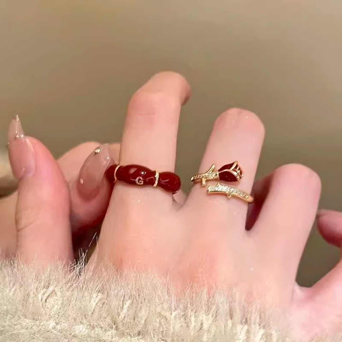 Bagues ouvertes à roses rouges émaillées, en alliage de cuivre doré – porter seule ou en accumulation, Style rétro élégant, idéale pour Noël et le Nouvel An