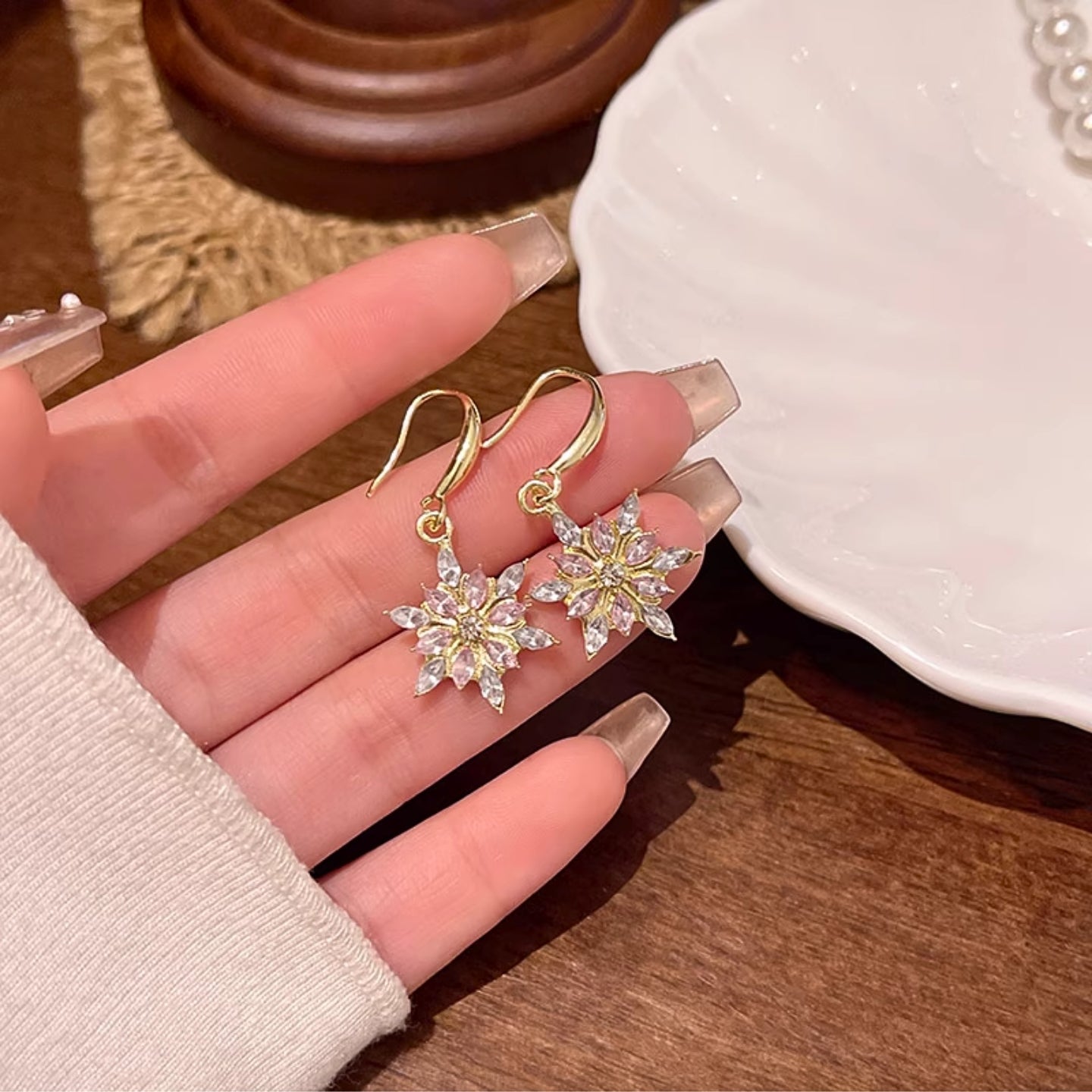 ❄️Boucles d’oreilles flocon de neige scintillantes – Alliage de cuivre, zircons, plaquage protecteur durable, style élégant et festif