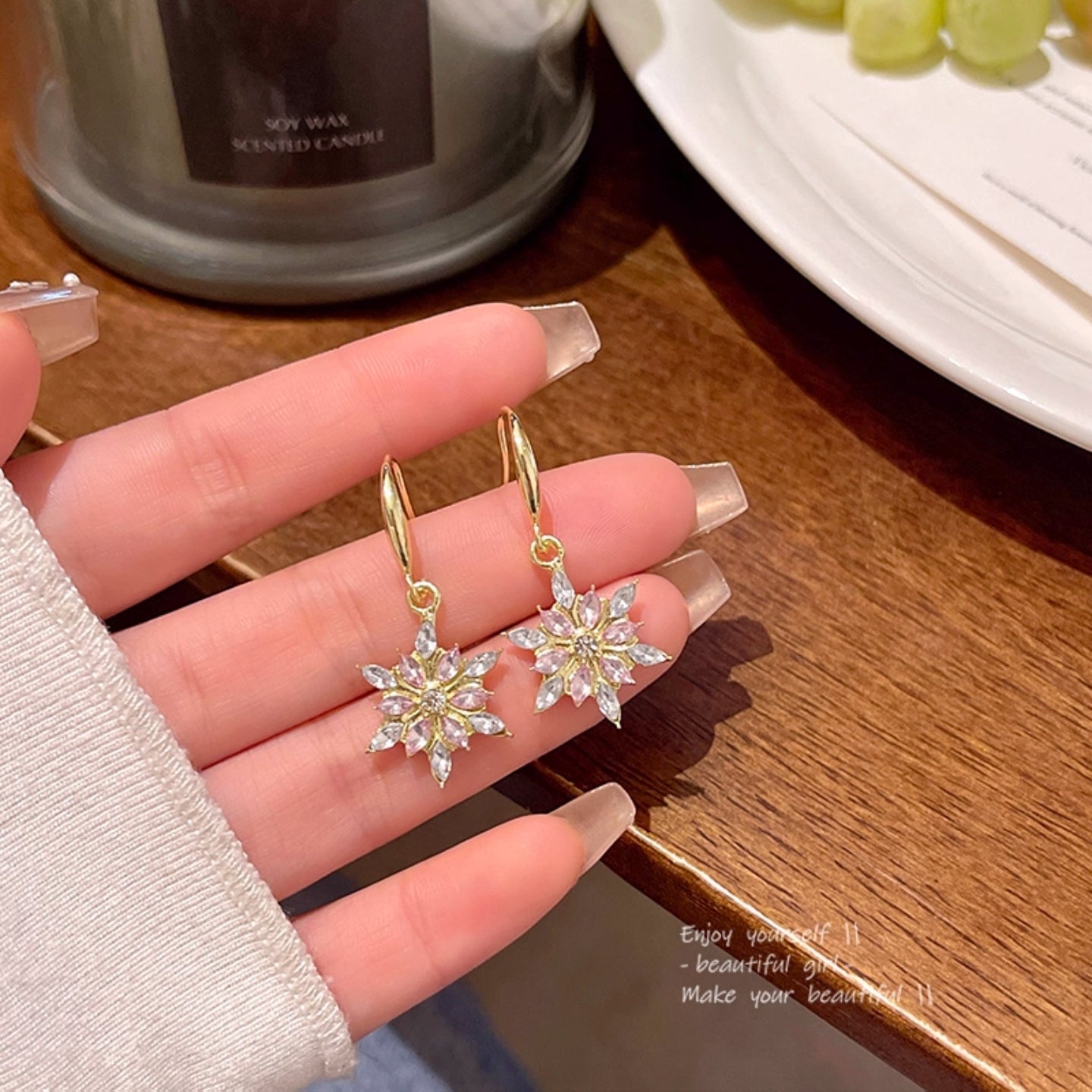 ❄️Boucles d’oreilles flocon de neige scintillantes – Alliage de cuivre, zircons, plaquage protecteur durable, style élégant et festif