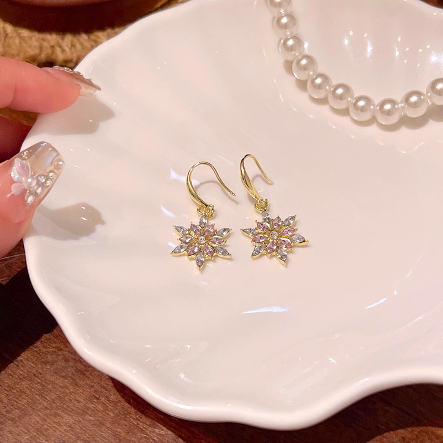 ❄️Boucles d’oreilles flocon de neige scintillantes – Alliage de cuivre, zircons, plaquage protecteur durable, style élégant et festif