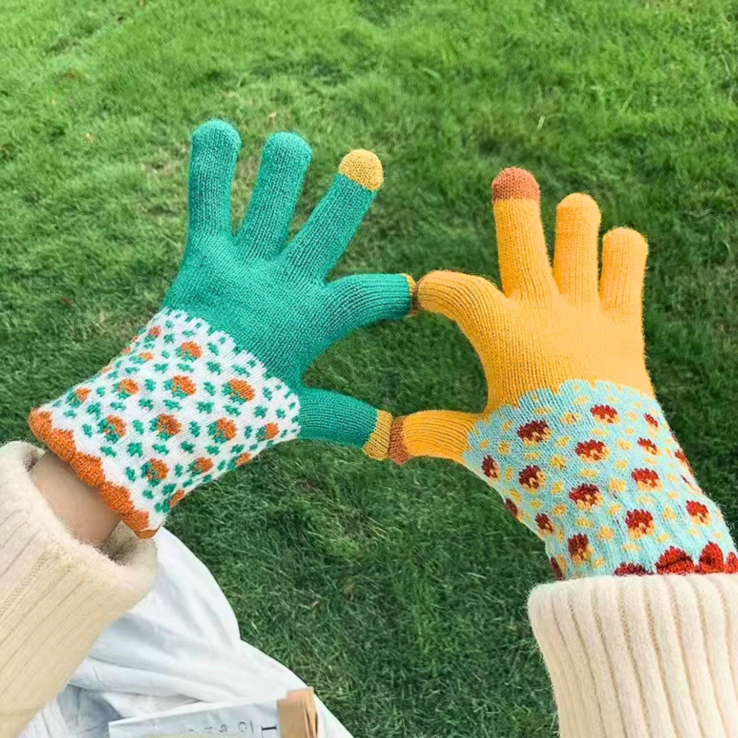 Gants tactiles🧤d’hiver pour femme, motifs fraises, ambiance de Noël, un effet « couple / mix & match » disponible