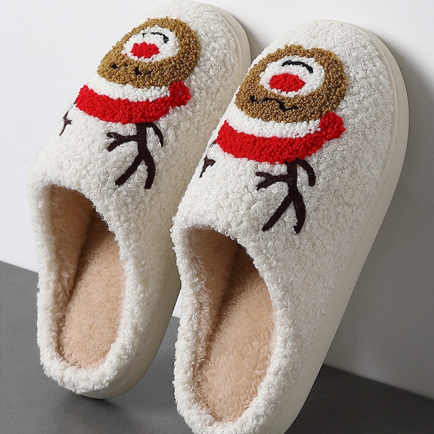 Chaussons d’hiver à motif renne de Noël – Peluche chaude antidérapante, confort douillet pour la maison