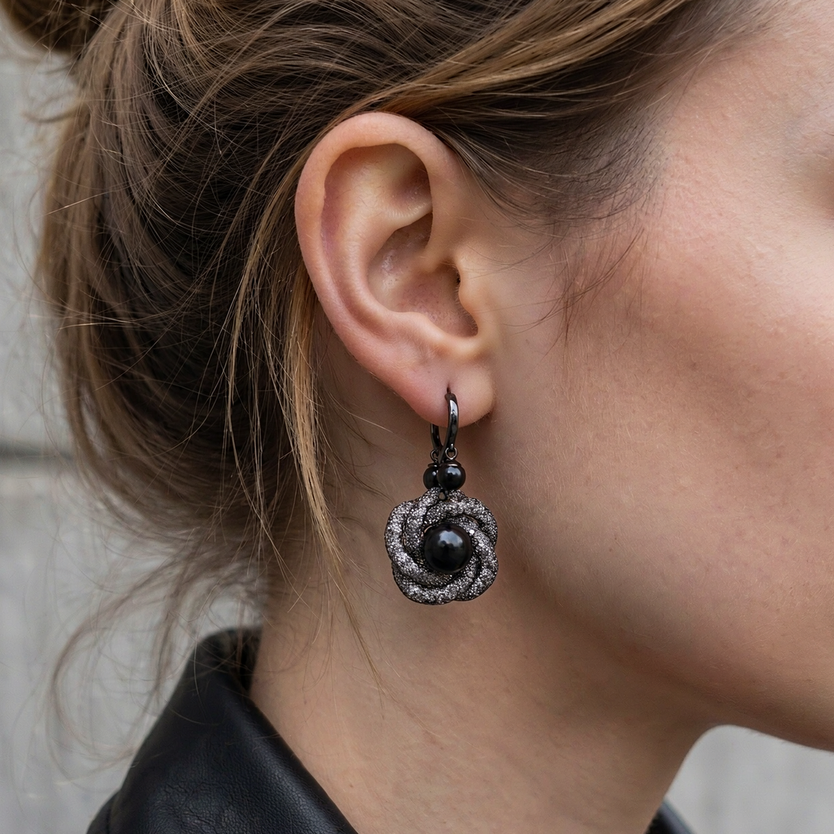 Boucles d'Oreilles Noir Strass et Perle - Design Floral Rétro