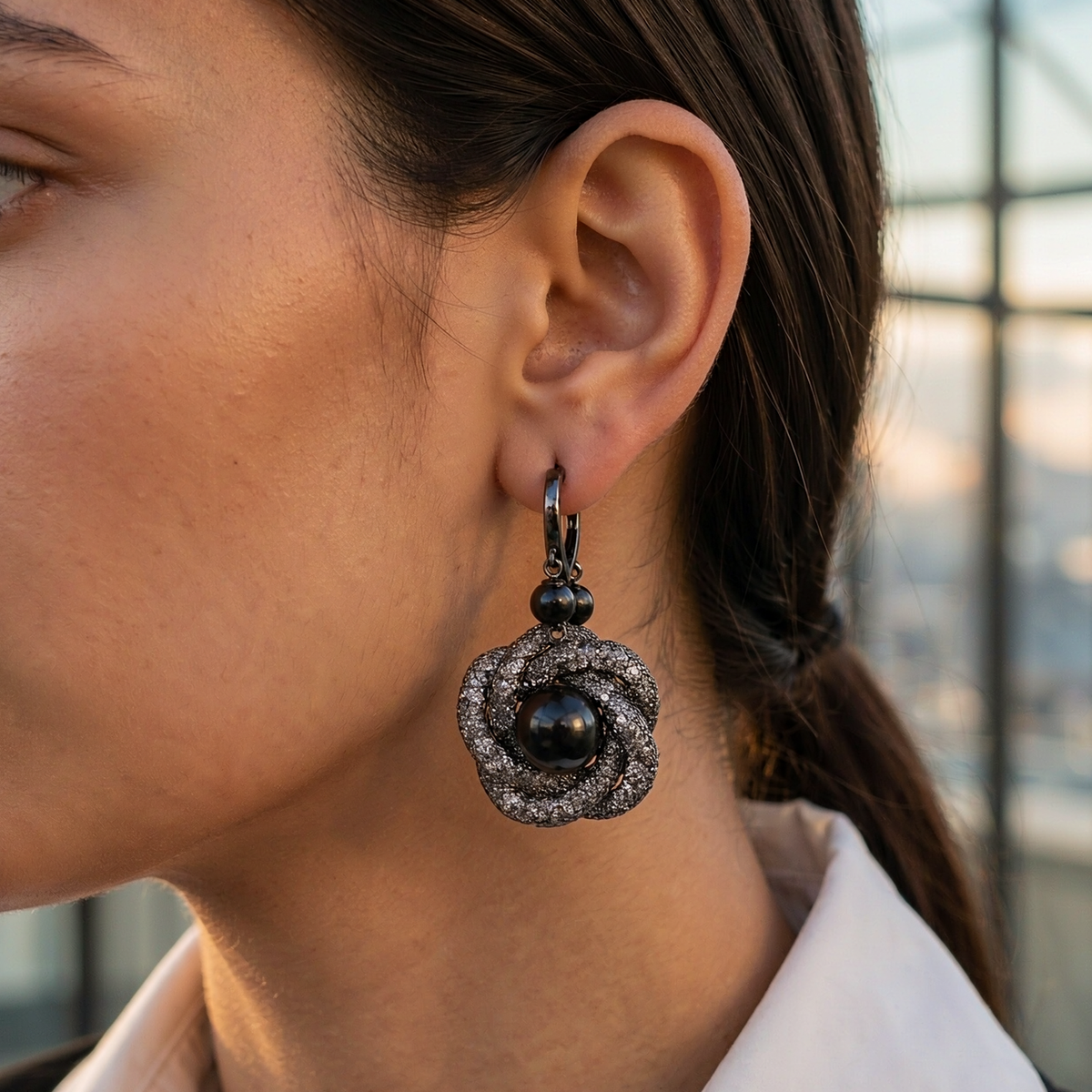Boucles d'Oreilles Noir Strass et Perle - Design Floral Rétro